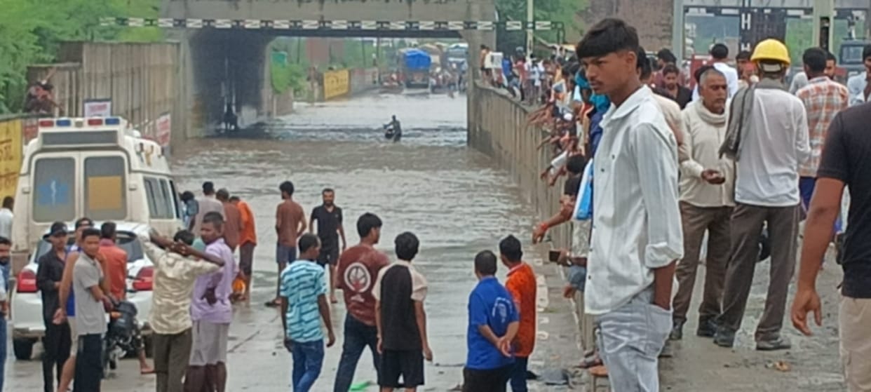 5 feet of water in underpass; 10-kilometer-long traffic jam.