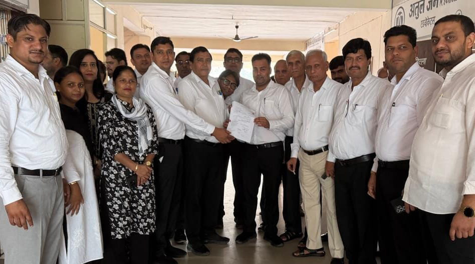 The contest for the post of Pradhan is between Yudhveer and Vivek.