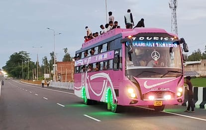 पुवायां में छत पर सवारियां बिठाकर हाईवे पर दौड़ रही प्राइवेट बस। संवाद