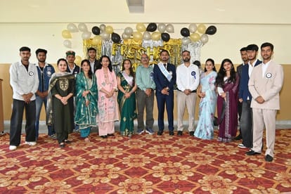 राजकीय महाविद्यालय कुमारसैन में फ्रेशर्स पार्टी के आयोजित में उपस्थित विद्यार्थी और शक्षिक