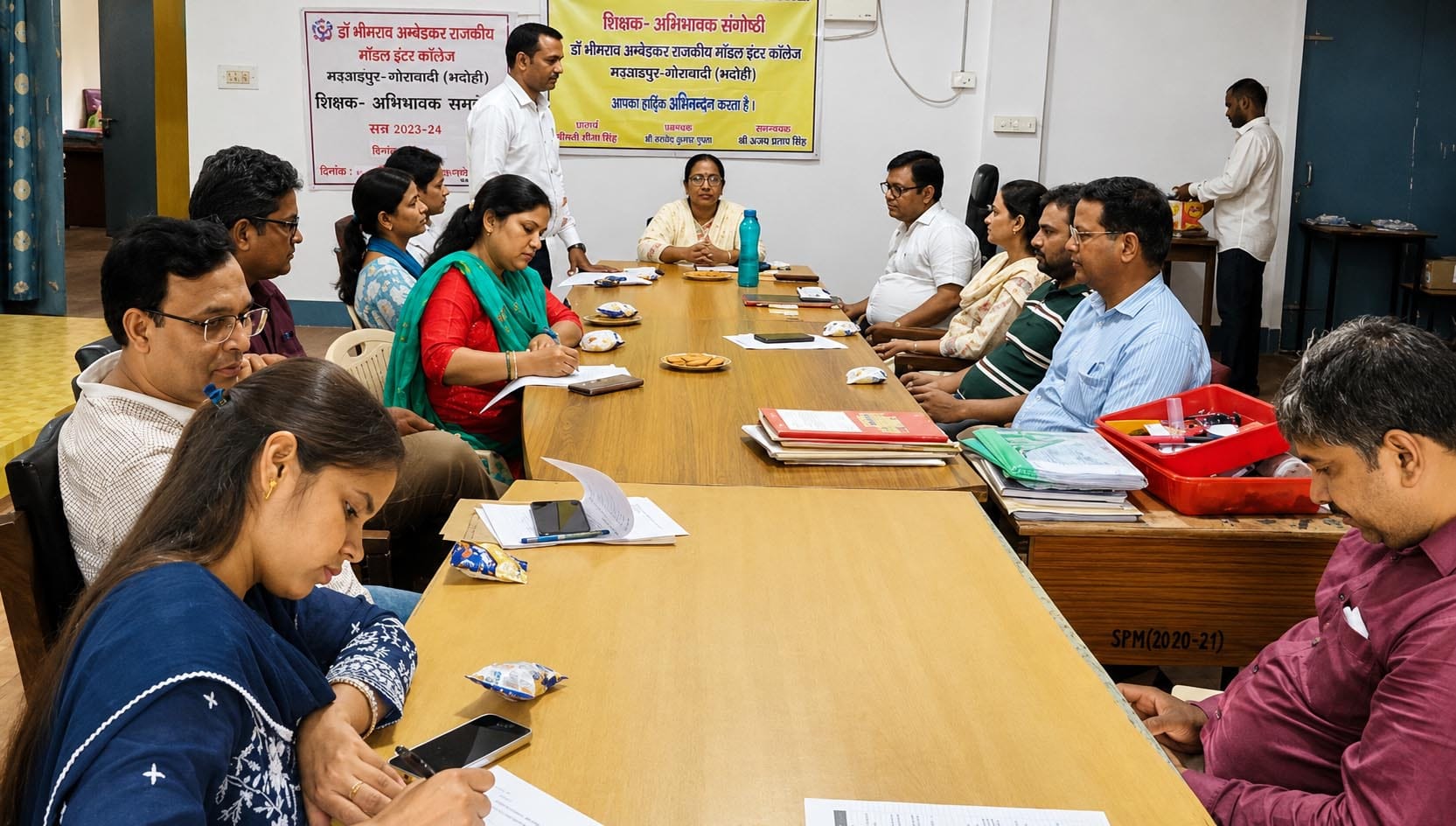 राजकीय महाविद्यालय में पुरातन छात्र समिति की बैठक करते शिक्षक। स्रोत- कालेज