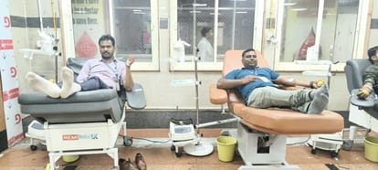 रक्तदान करते स्वयंसेवक।