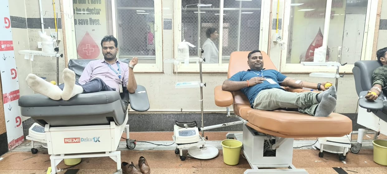 22 employees donated blood at the KGMU blood bank.
