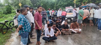 रामबन गांव में भुड़कुड़ा-जखनियां मार्ग को जाम करते मृतक राकेश यादव के परिजन व ग्रामीण। संवाद