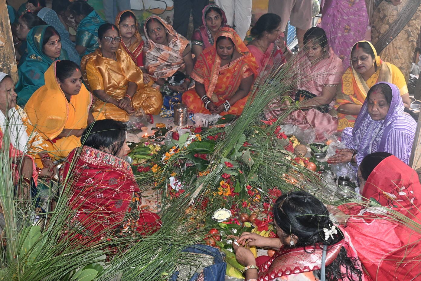 रामकुंड में ललई छठ के अवसर पर पूजा करतीं महिलाएं। अमर उजाला