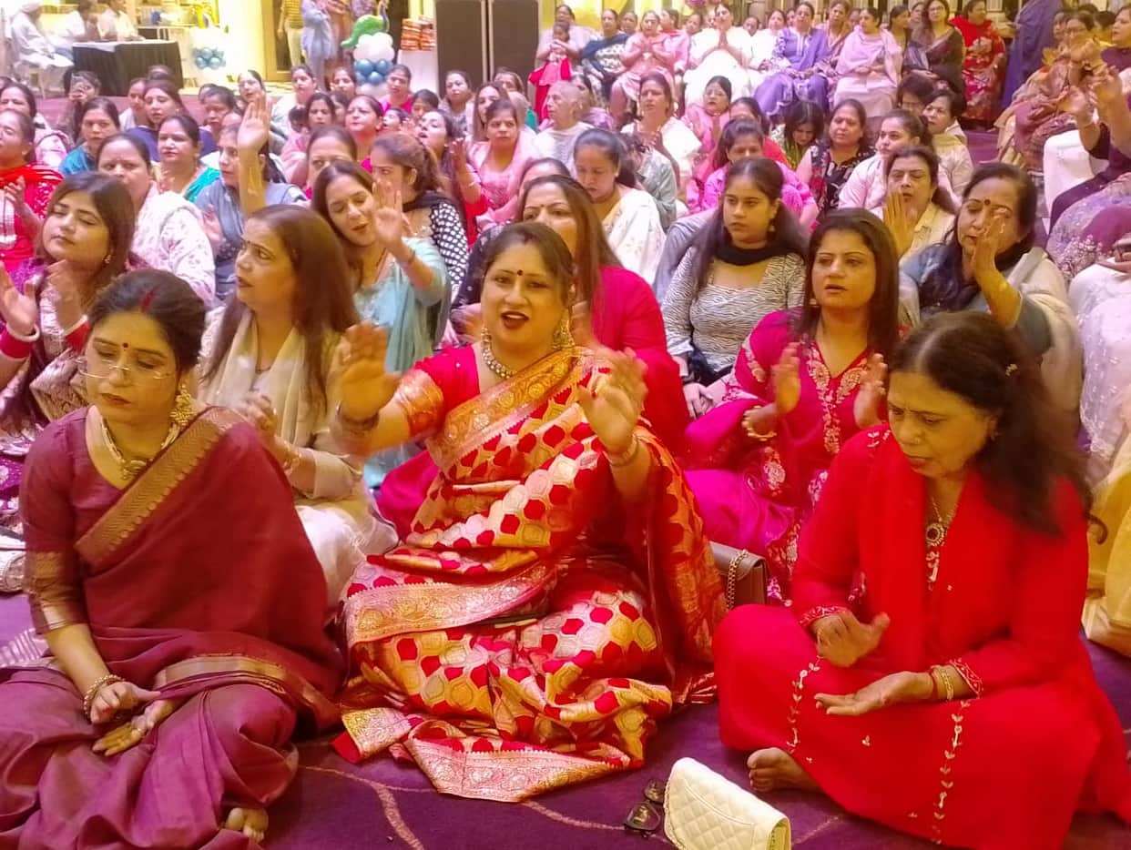 Devotees swayed to the bhajan "Main toh ho gayi jogan teri..."