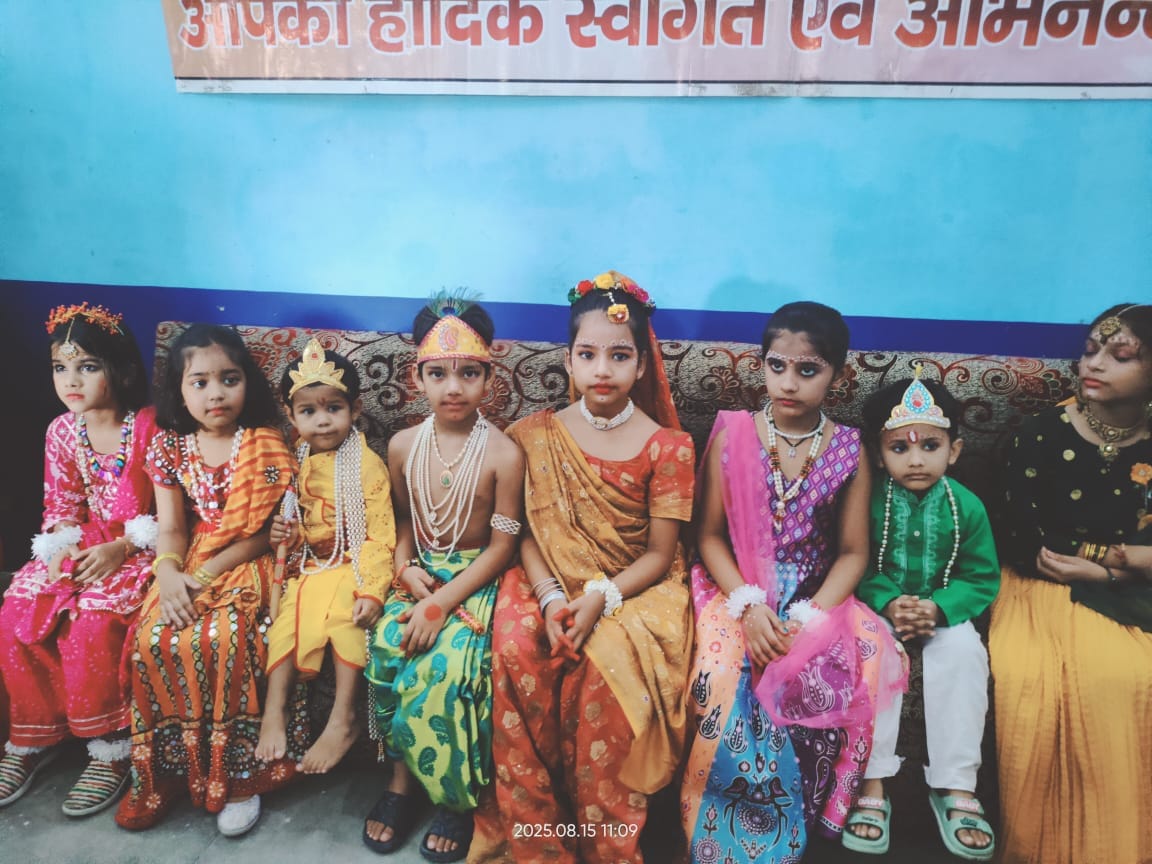 कान्हा और राधा के स्वरूप में बच्चे