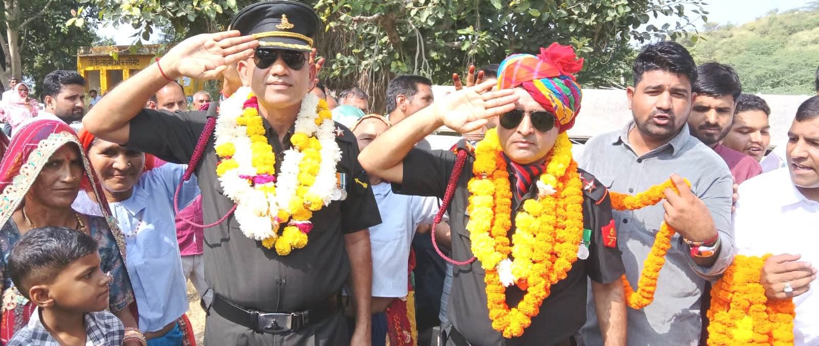 सूबेदार चाचा और लेफ्टिनेंट भतीजे का गांव पहुंचने पर भव्य स्वागत