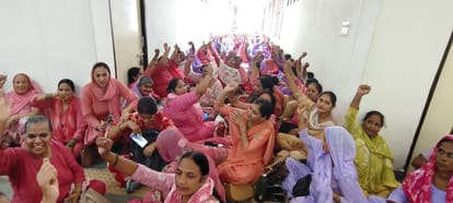 सीडीपीओ कार्यालय में धरने के दौरान नारेबाजी करतीं वर्कर्स। संवाद