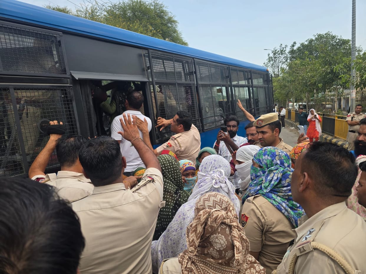 30 sanitation workers reached Milgate to protest garbage collection, police stopped them by forming a cordon