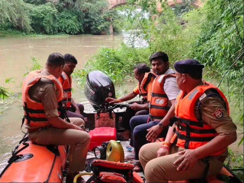सिंगरामऊ,पीली नदी में युवक की तलाश करती एस डी आर एफ की टीम