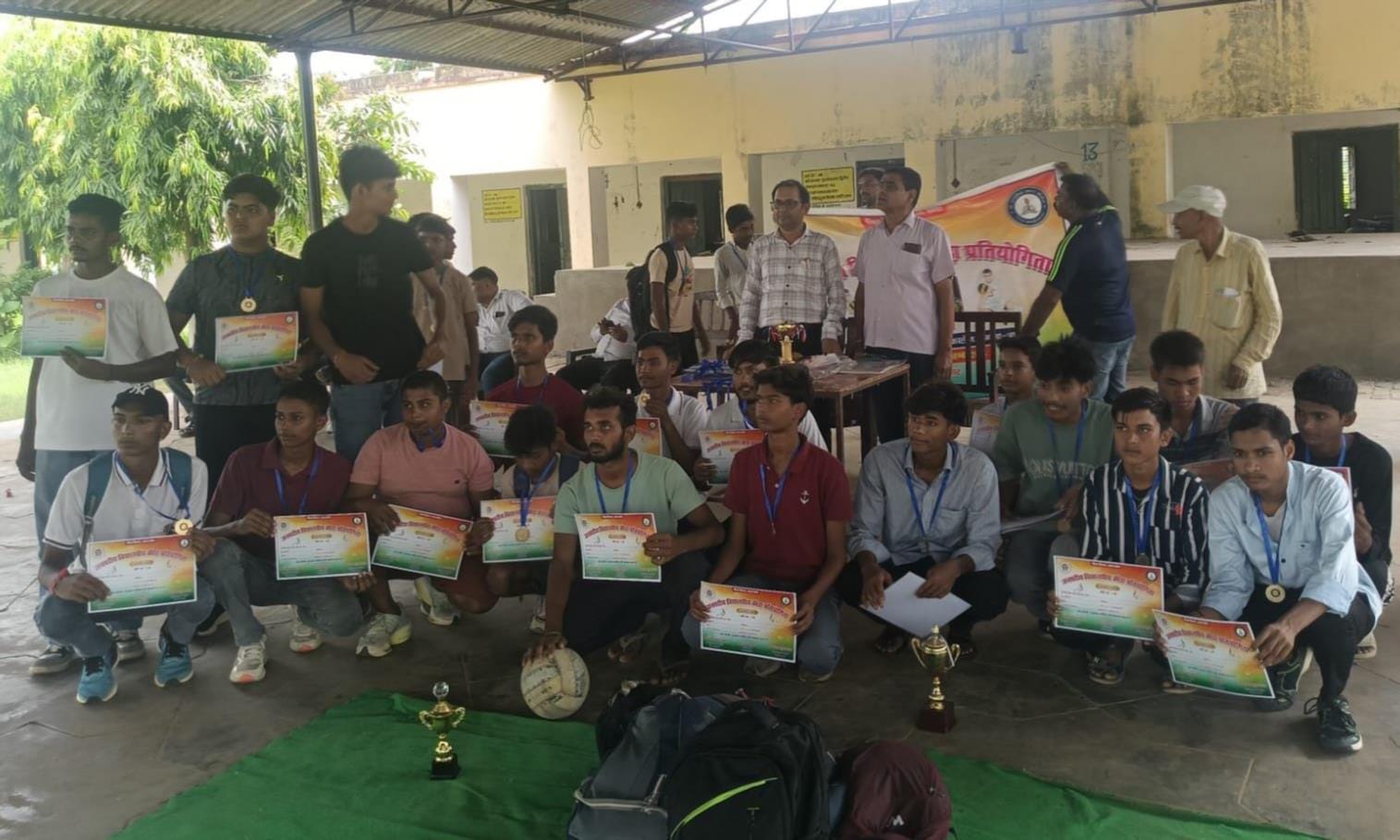 स्पोर्ट्स स्टेडियम में विजेता टीम के साथ मौजूद अधिकारी।