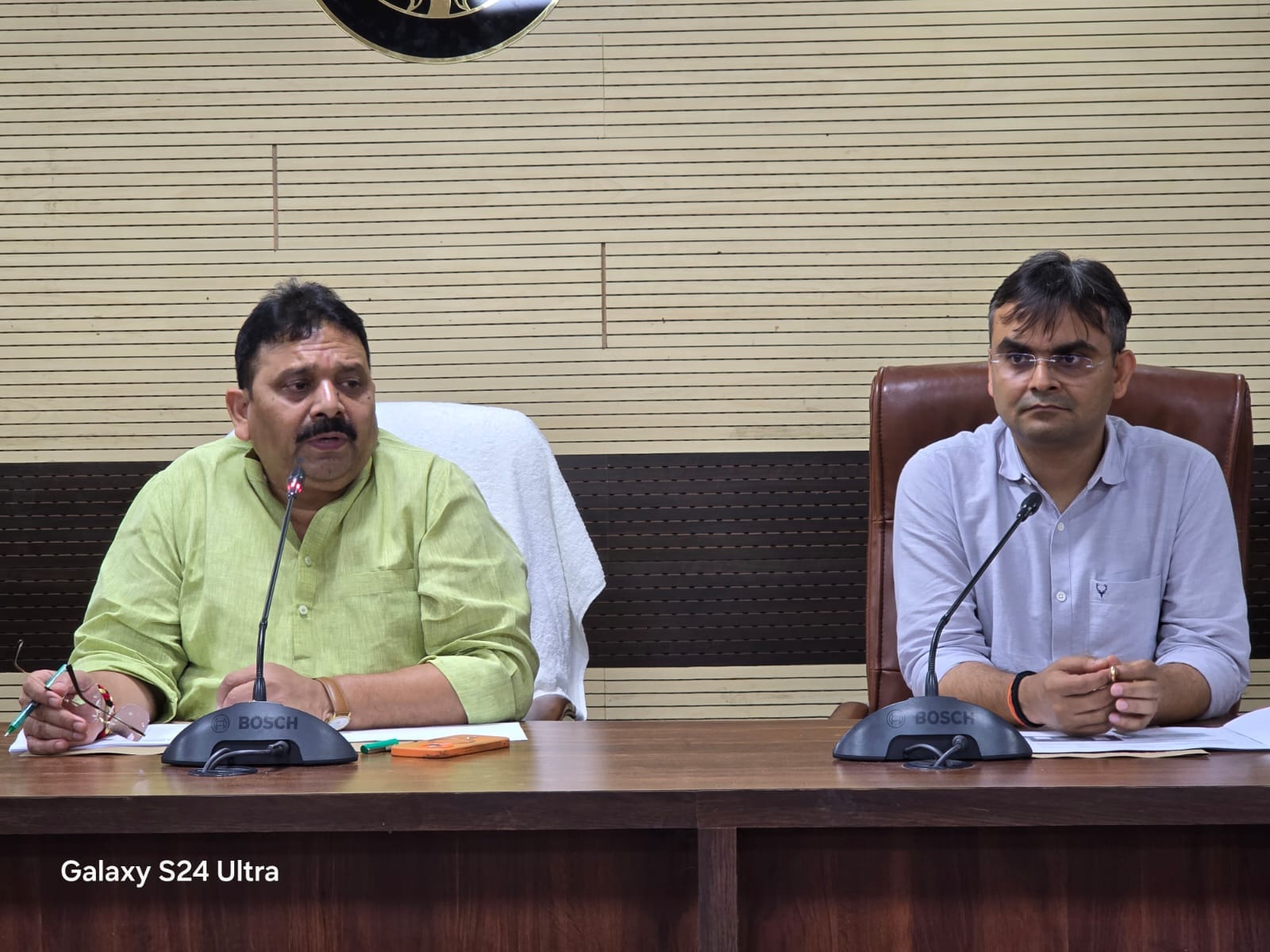 सर्किट हाउस में बैठक करते राज्यमंत्री रविंद्र जायसवाल। स्रोत सूचना विभाग