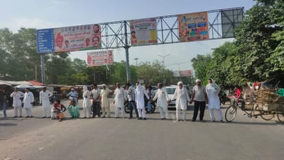 सिरसा। डबवाली रोड पर किसान जाम लगाते हुए। किसान
