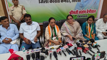 सिरसा। कांग्रेस नेता मीडिया से बातचीत करते हुए। पार्टी।