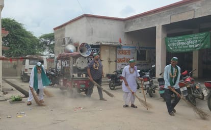 सादाबाद तहसील में आलू की माला पहनकर झाड़ू लगाते किसान। स्रोत : स्वयं