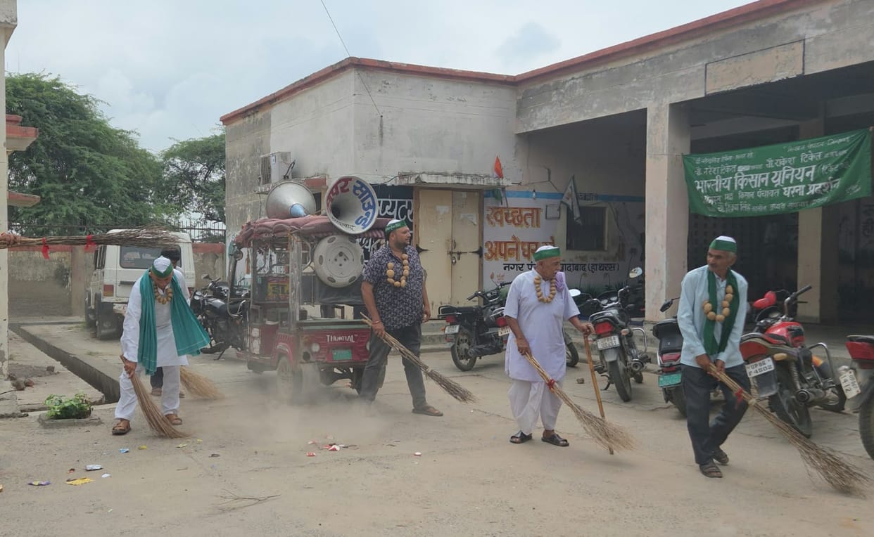 Farmers wore garlands of potatoes and swept the Tehsil office.