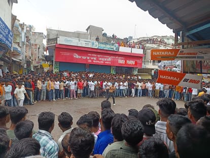 सेवरही के डोल मेला मे करतब दिखाते खिलाड़ी।संवाद