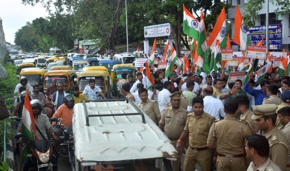 City's pace slows due to traffic pressure; commuters face inconvenience.