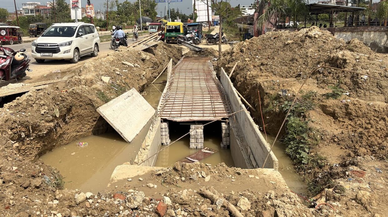 Siddharthnagar News: Drain construction work stalled due to rain and waterlogging