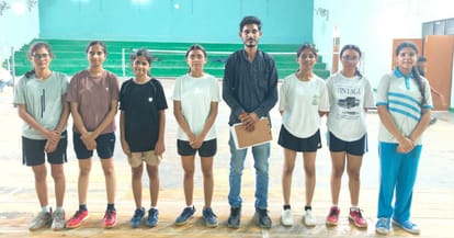 शहर के एकलव्य स्टेडियम में बृहस्पतिवार को हुए जिला स्तरीय चयन ट्रायल में चयनित बैडमिंटन खिलाड़