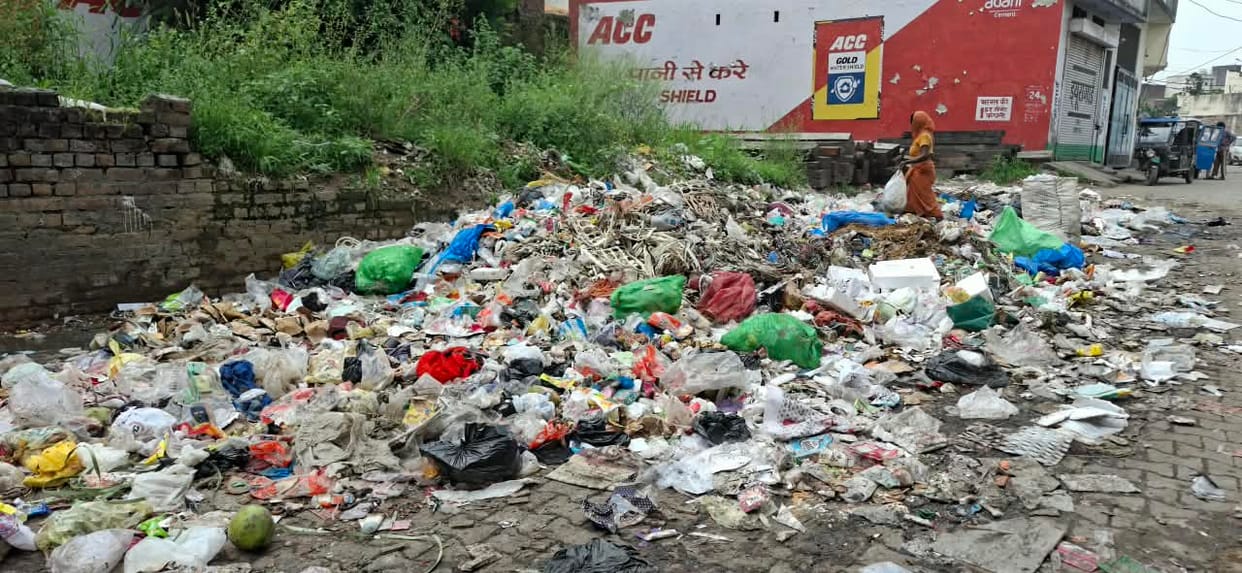 Agency arrives with police to collect garbage; municipal corporation employees protest.