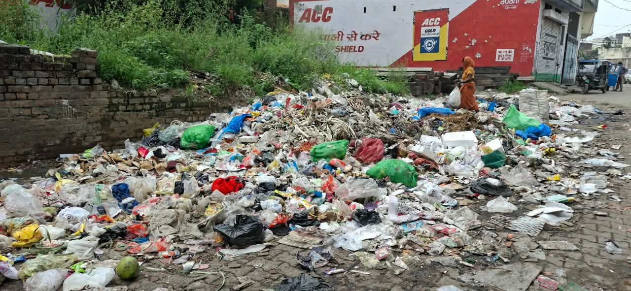 शहर के पुरानी सब्जी मंडी के पास सड़क पर लगा कचरे का ढेर। संवाद