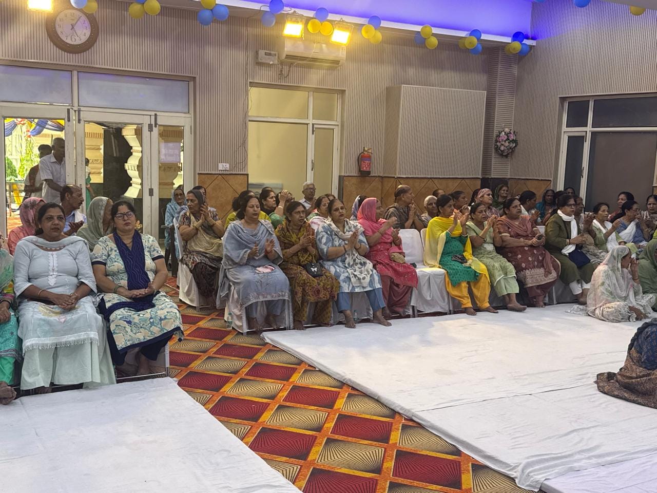 शहर के सेक्टर-आठ स्थित श्रीकृष्ण कृपा गीता मंदिर में आयोजित श्रीमद्भागवत कथा में मौजूद श्रद्धाल