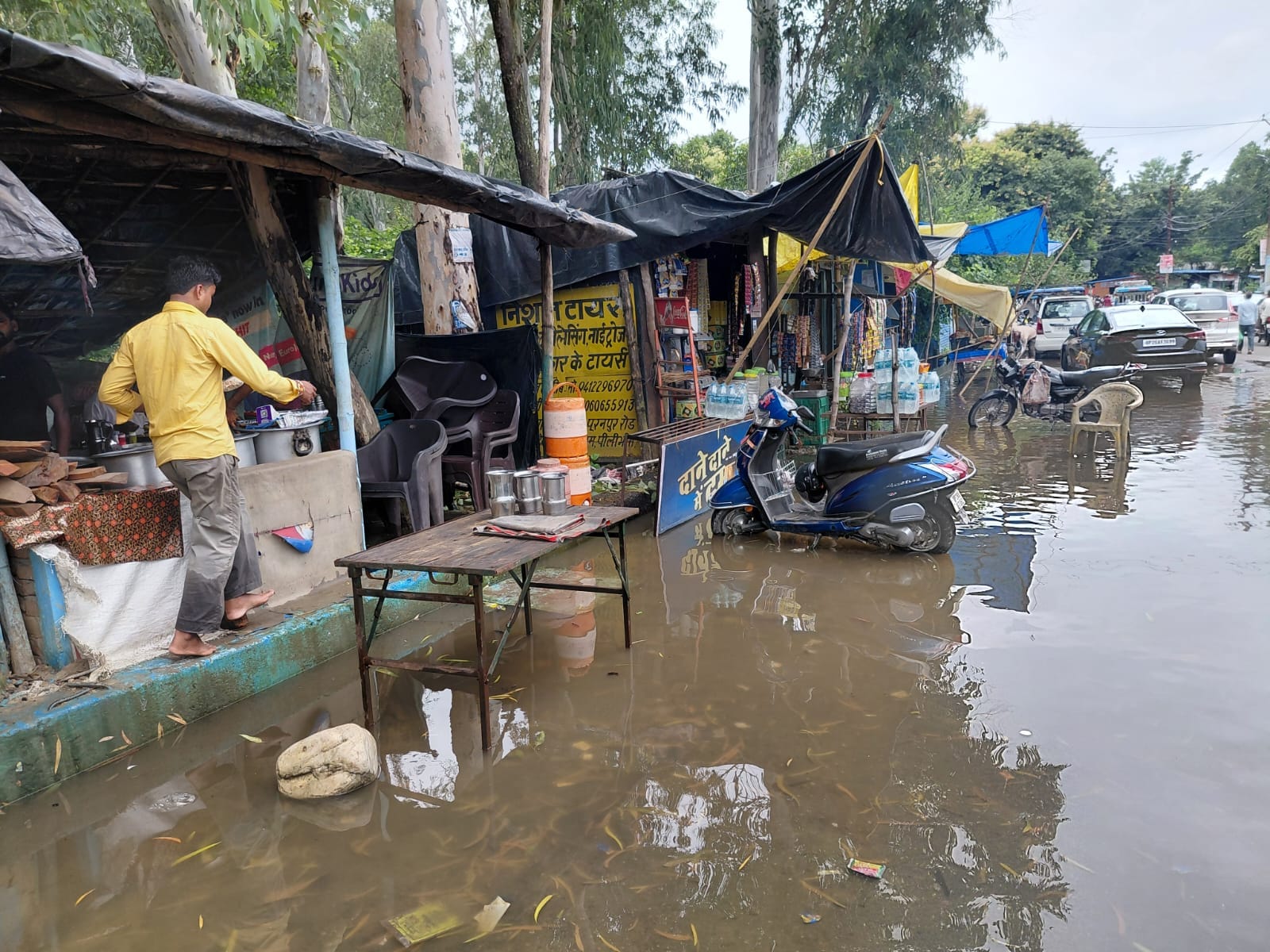 शहर में कलक्ट्रेट मार्ग पर दुकानों के बाहर भरा पानी। संवाद