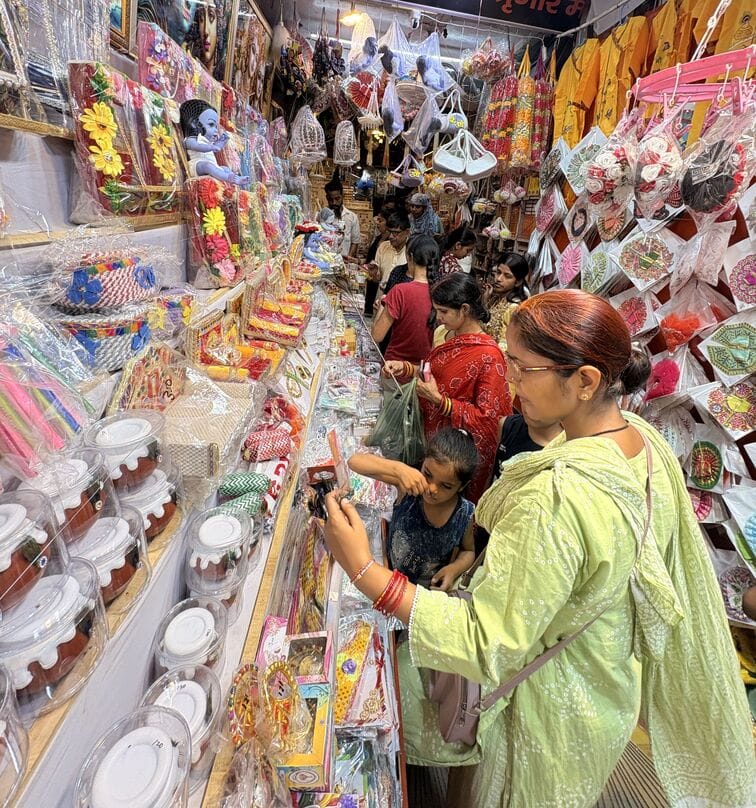 Siddharthnagar News: Markets abuzz with the allure of Laddu Gopal