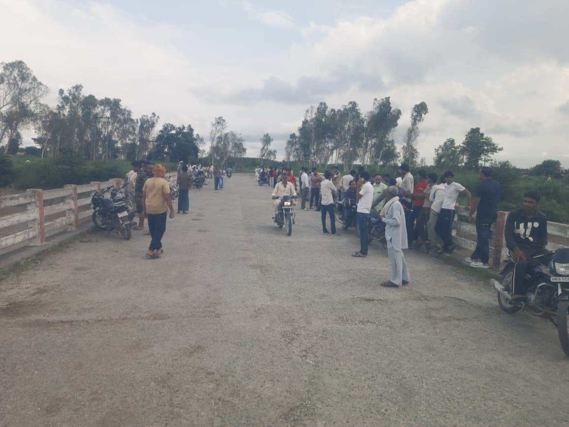 The swift current of the Yamuna and the accumulation of silt are hindering the desilting drive.