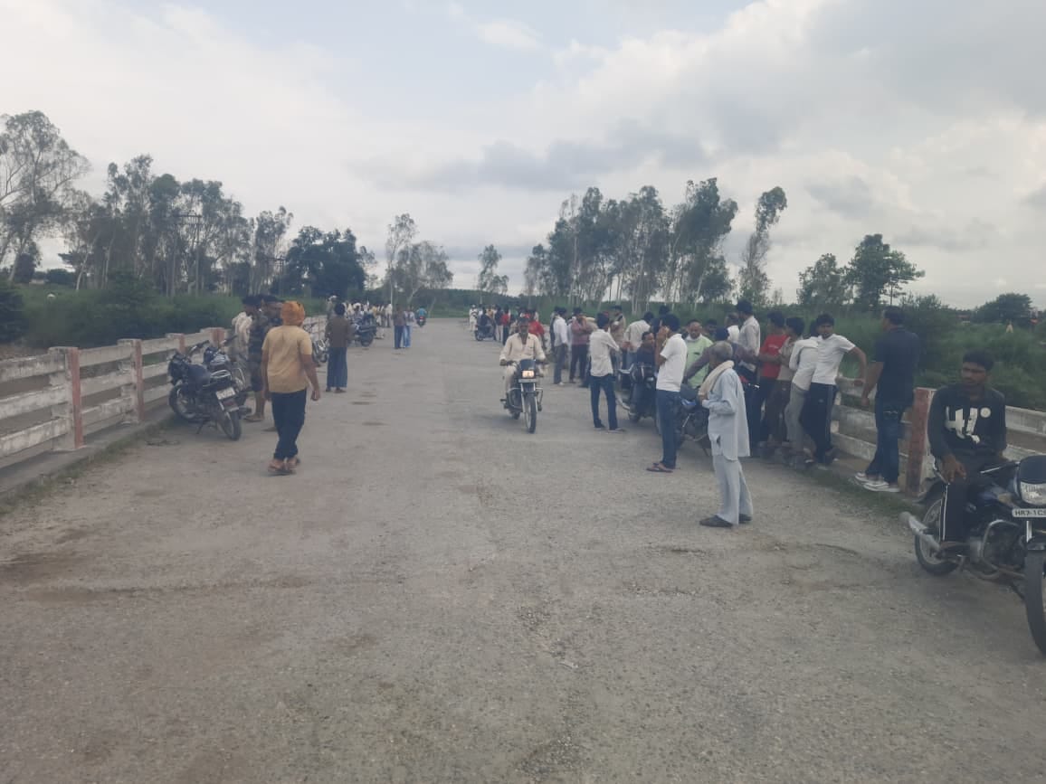 The swift current of the Yamuna and the accumulation of silt are hindering the desilting drive.