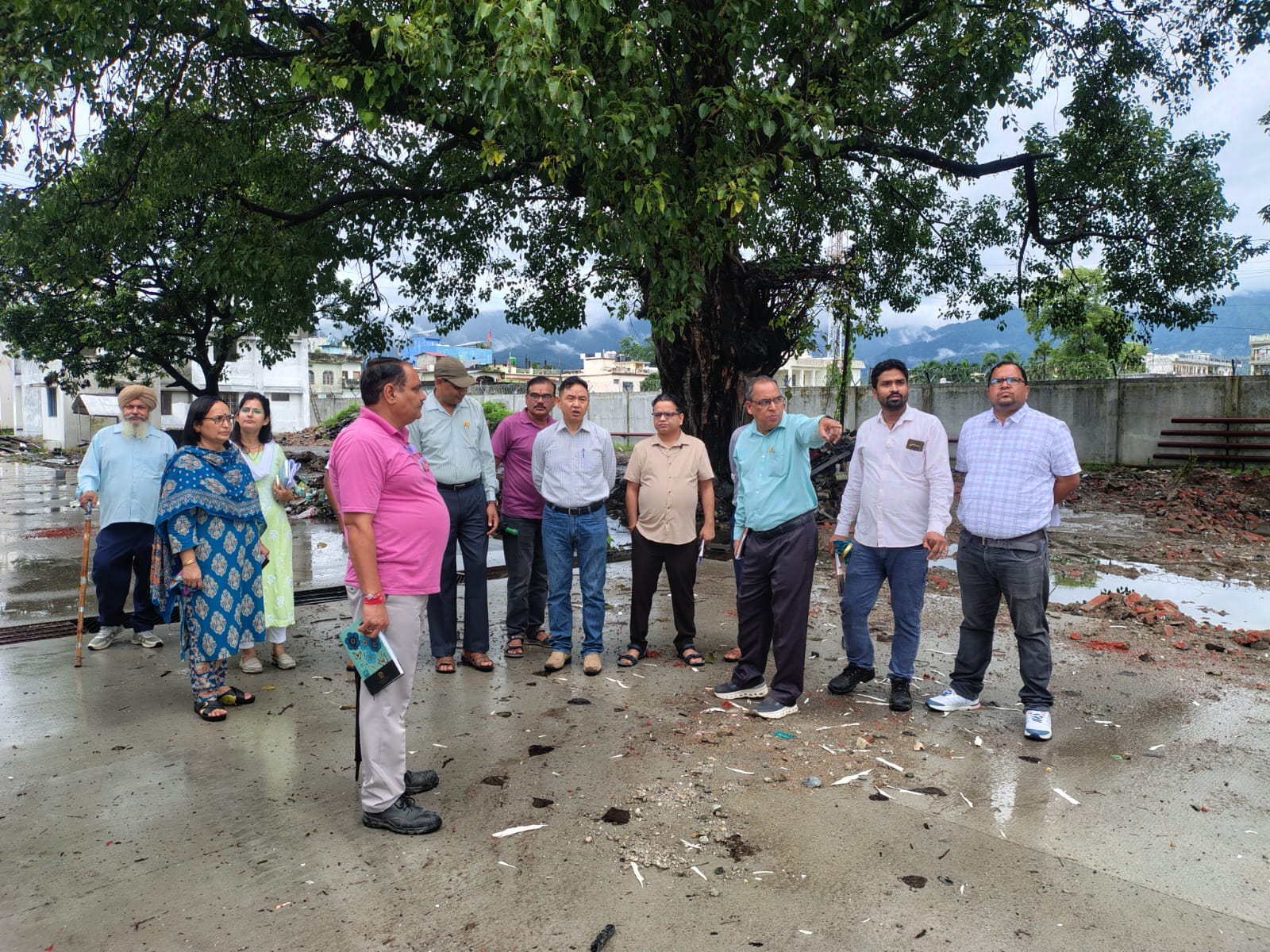 टनकपुर में निर्माणाधीन आईएसबीटी परिसर का जायजा लेते रोडवेज महाप्रबंधक प्रशासन अरविंद सिंह गब्र्
