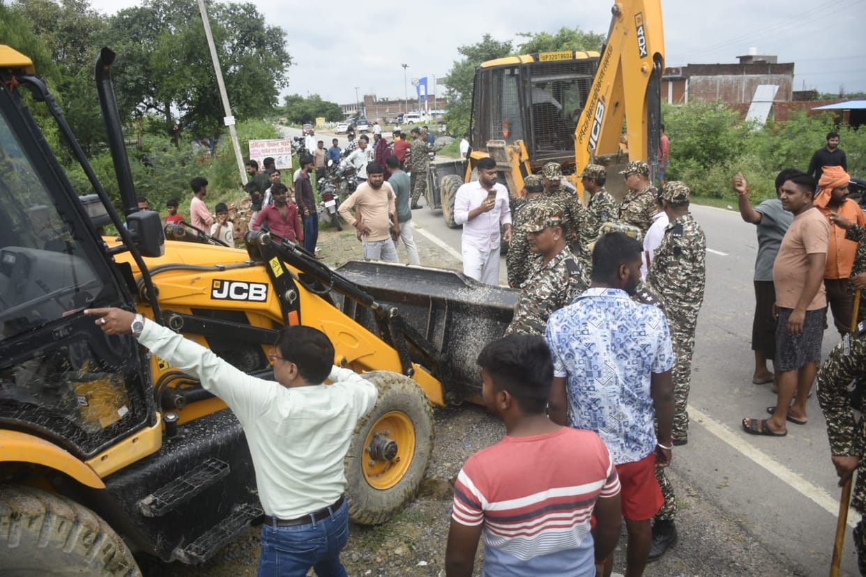 The LDA team arrived to demolish the shop without the compensation being credited to the account, and the villagers surrounded it.