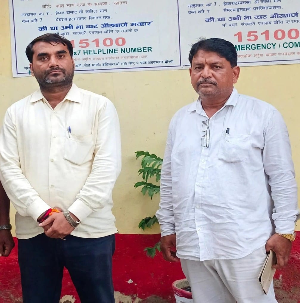 दुर्गागंज थाने पर गिरफ्तार आरोपी। स्रोत पुलिस