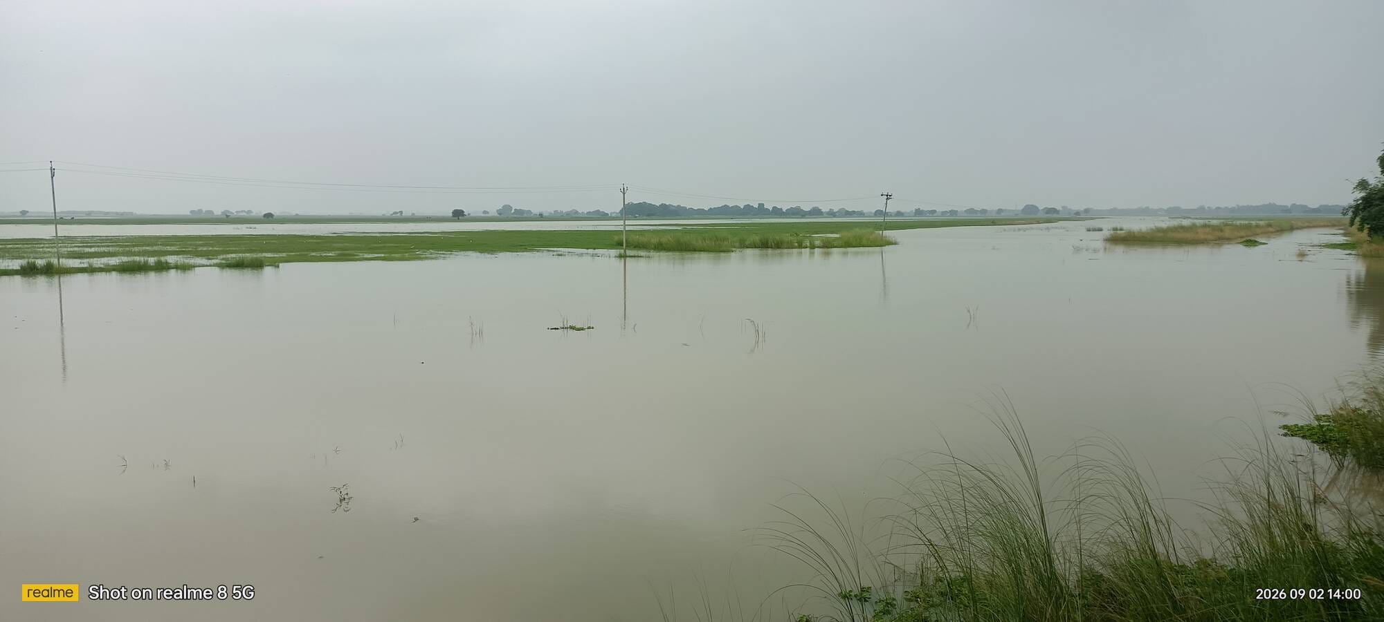 देवरहा बाबा आश्रम के तरफ बढ़ता सरयू का जलस्तर