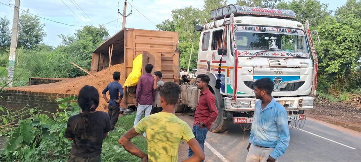 A truck loaded with gravel overturned near the weighbridge, a major accident was averted