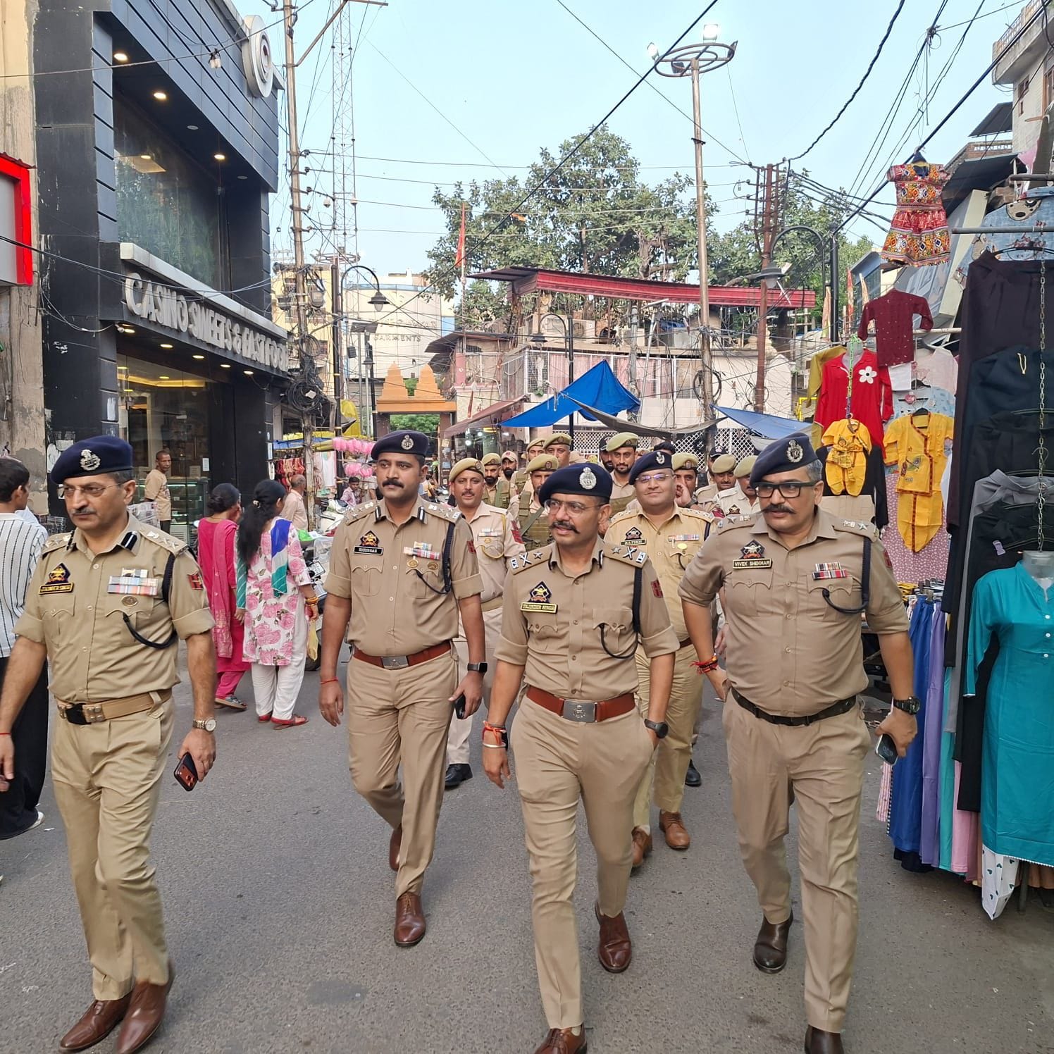 वरिष्ठ पुलिस अधिकारियों के साथ सड़कों पर उतरे आईजीपी स्रोत पुलिस 