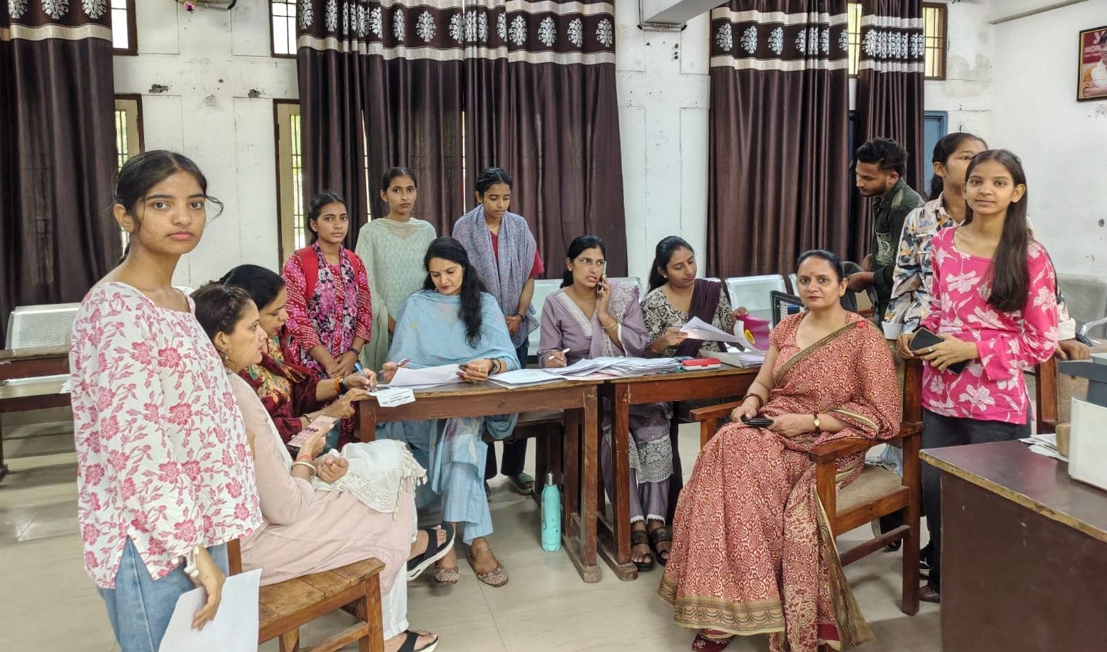 02जेएनडी29: कॉलेज में दाखिले के लिए पहुंची छात्राएं। संवाद