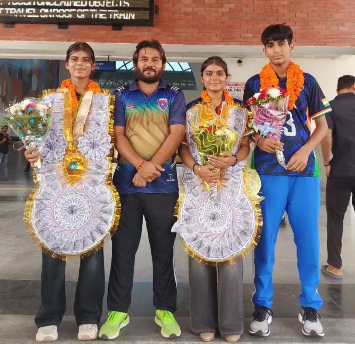 03जेएनडी01: प्रतियोगिता में विजेता खिलाड़ियों को सम्मानित करते हुए। स्रोत: कोच