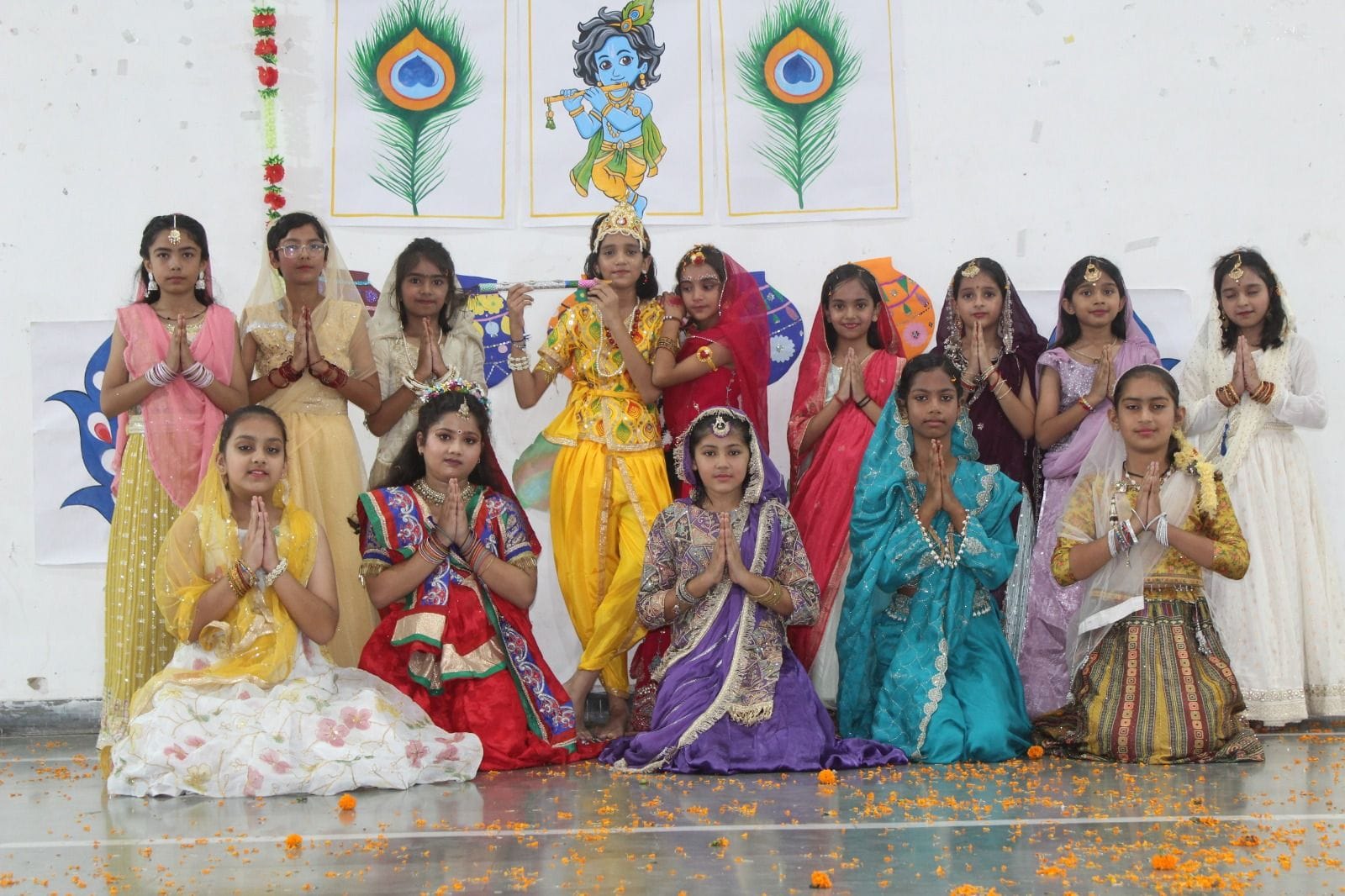 03जेएनडी16: श्री कृष्ण जन्माष्टमी समारोह में प्रस्तुति देते हुए नन्हें कलाकार। स्रोत : स्कूल