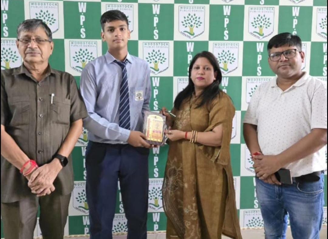 03जेएनडी26: कराटे में स्वर्ण पदक जीतने पर हार्दिक यादव को सम्मानित करते हुए स्कूल प्रबंधक कमे