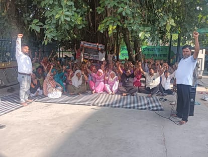 03jjrp31- नगर परिषद के प्रांगण में धरना देते सफाई कर्मचारी। संवाद