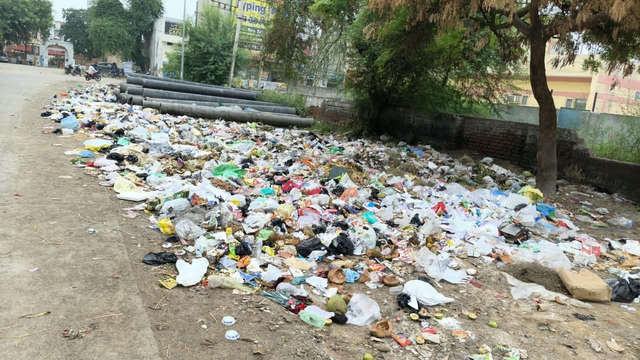 04जेएनडी04: शहर के पुराने बस स्टैंड के सामने लगे कूड़े के ढेर। संवाद