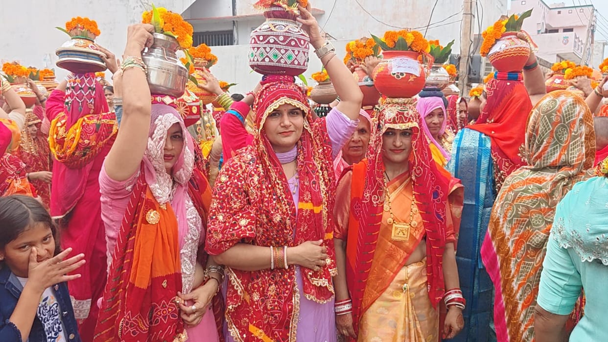 Installation of idols accompanied by a Kalash Yatra