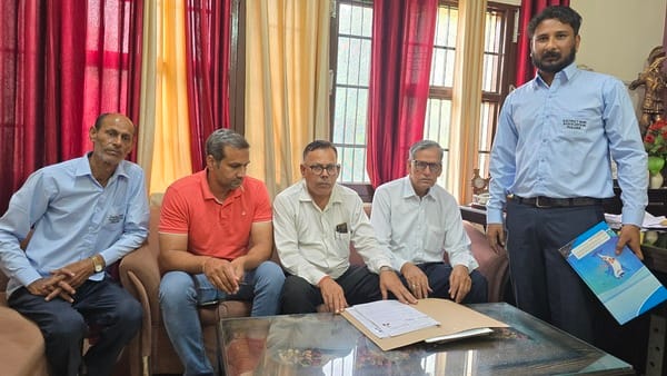 04jjrp10- झज्जर। बार एसोसिएशन झज्जर के चुनाव के लिए रंगों का चयन करते चुनाव अधिकारी। संवाद