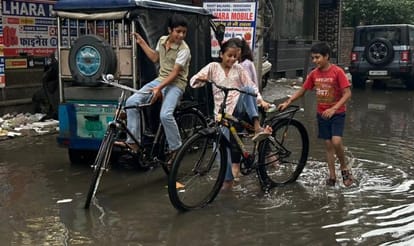28-दिल्ली रोड पर बारिश के दौरान हुए जलभराव में मस्ती करते बच्चे। संवाद