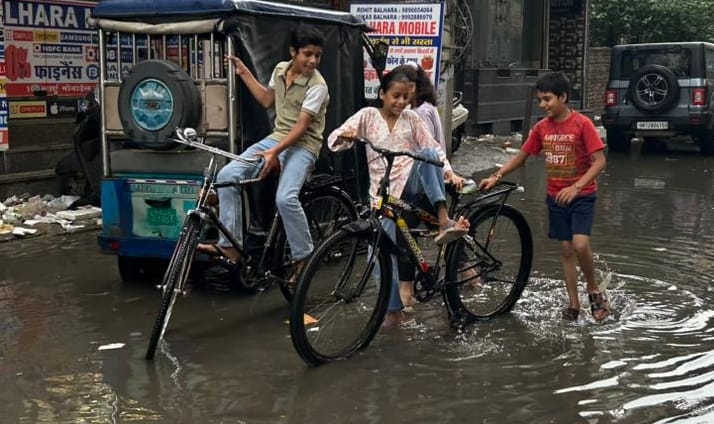 17 mm of rain brings relief from the heat; waterlogging reported in the city.