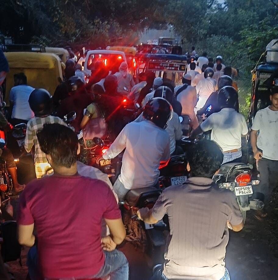 Tree falls on road; vehicles stuck in traffic jam for hours.