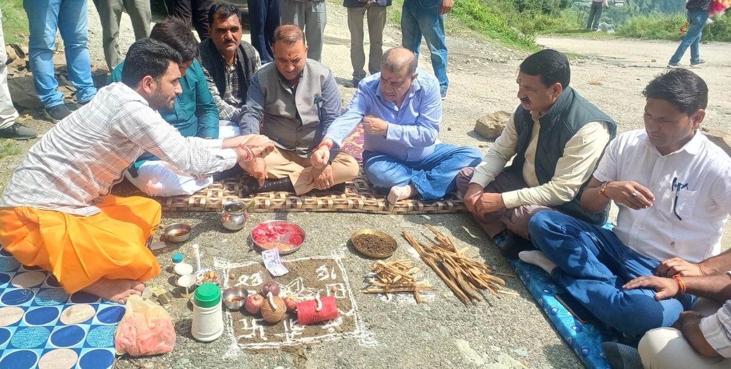 आनी की पुनण-गाड़-डीम और रुमाली-डीम सडक़ों का हुआ भूमि पूजन, जल्द मिलेगी बेहतर सडक़ सुविधा। स्रोत 